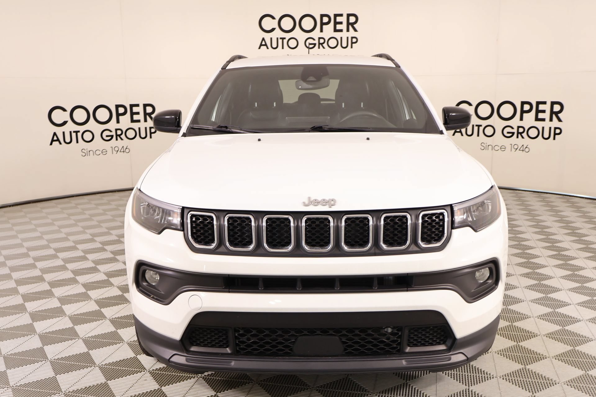 Used 2024 Jeep Compass Latitude w/ Convenience Group AWD/4WD image 8