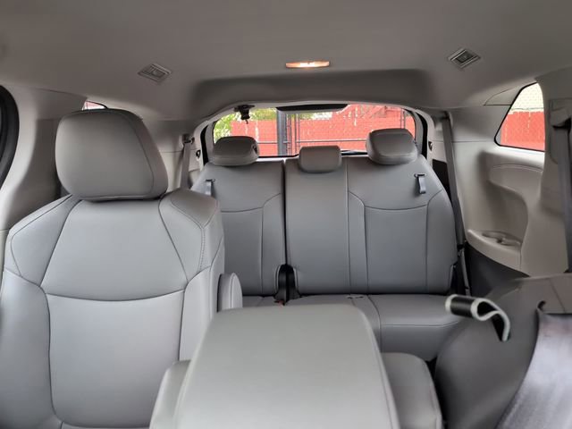 Certified 2023 Toyota Sienna XLE FWD image 28