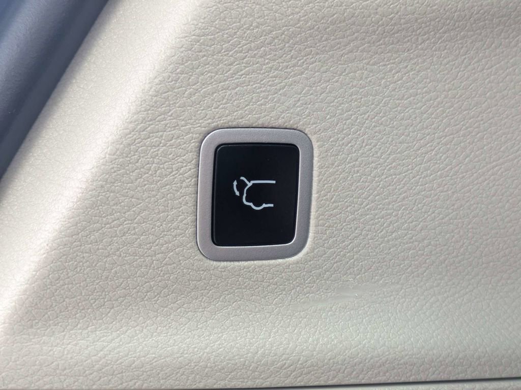 Used 2024 Chrysler Pacifica Touring-L FWD image 13