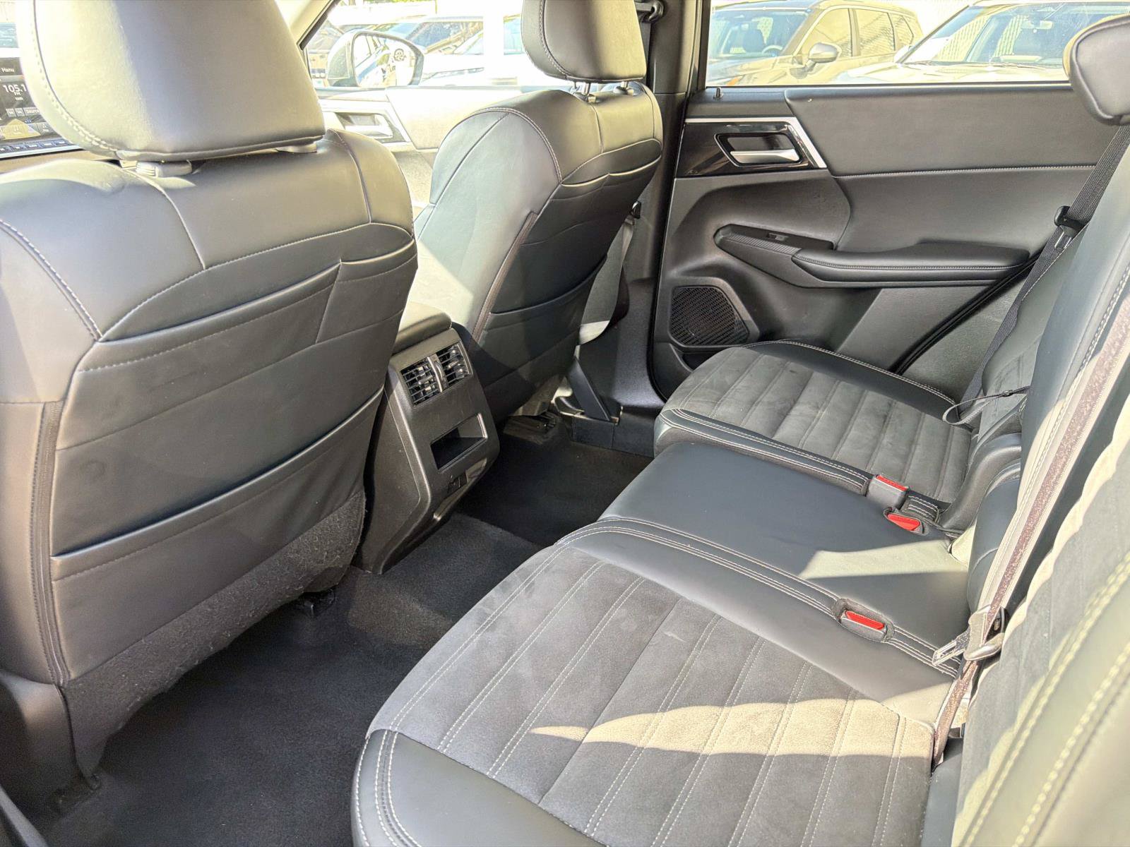 Used 2024 Mitsubishi Outlander AWD image 13