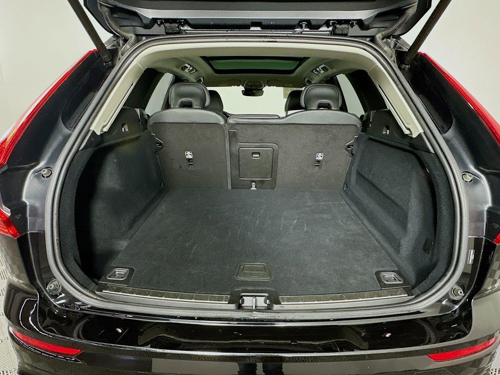 Used 2025 Volvo XC60 B5 Plus image 26