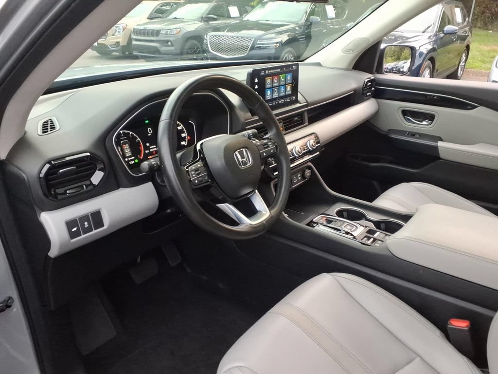 Used 2024 Honda Pilot Touring image 13