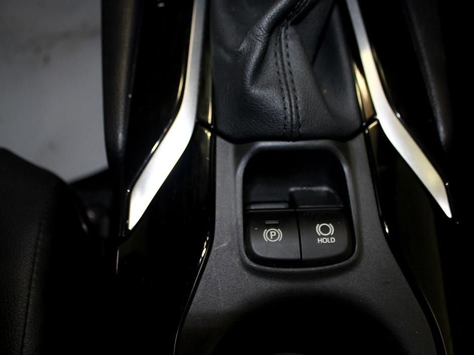 Used 2025 Toyota Corolla Cross XLE image 19