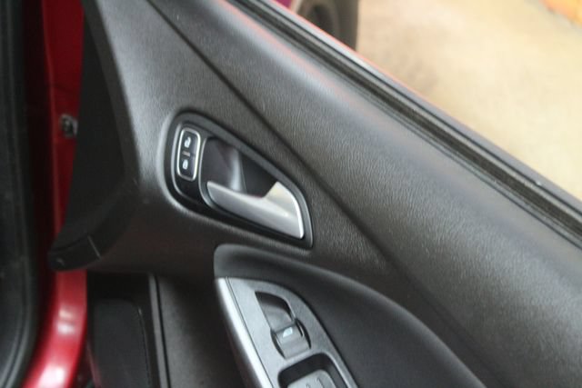 Used 2016 Ford Focus SE w/ Equipment Group 201A FWD image 9