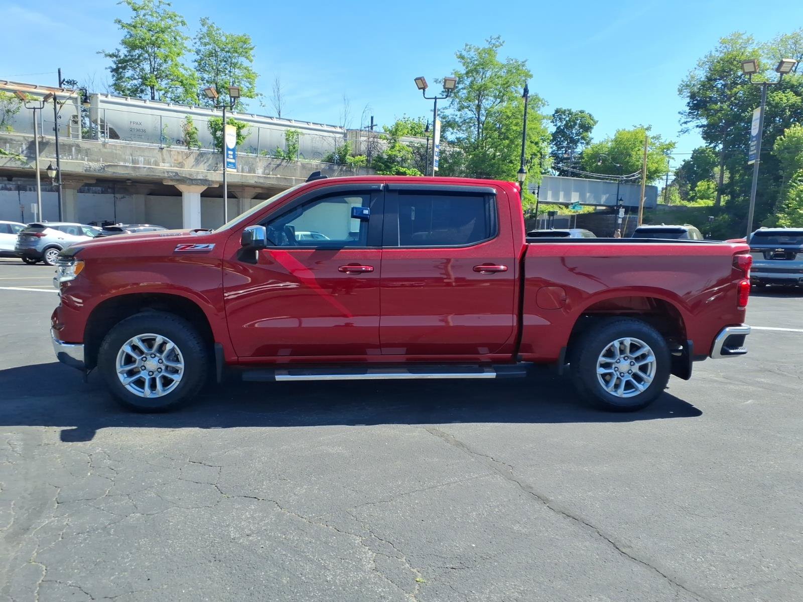 Used 2023 Chevrolet Silverado 1500 LT w/ Z71 Off-Road Package AWD/4WD image 6