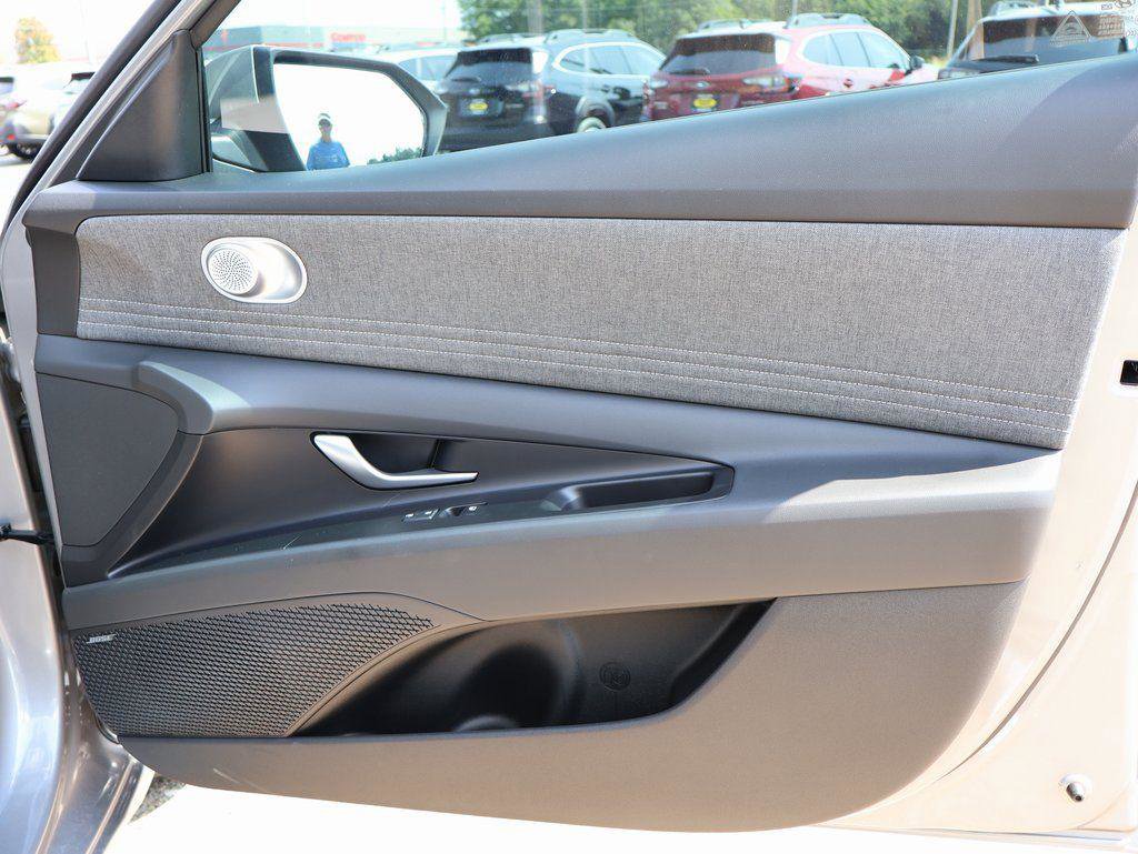 New 2025 Hyundai Elantra Limited image 9