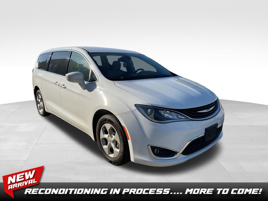 Used 2018 Chrysler Pacifica Touring Plus FWD image 1