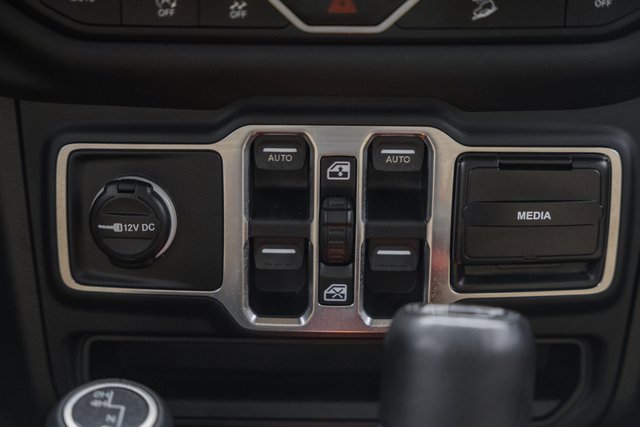 Used 2018 Jeep Wrangler Unlimited Sahara w/ Dual Top Group image 26