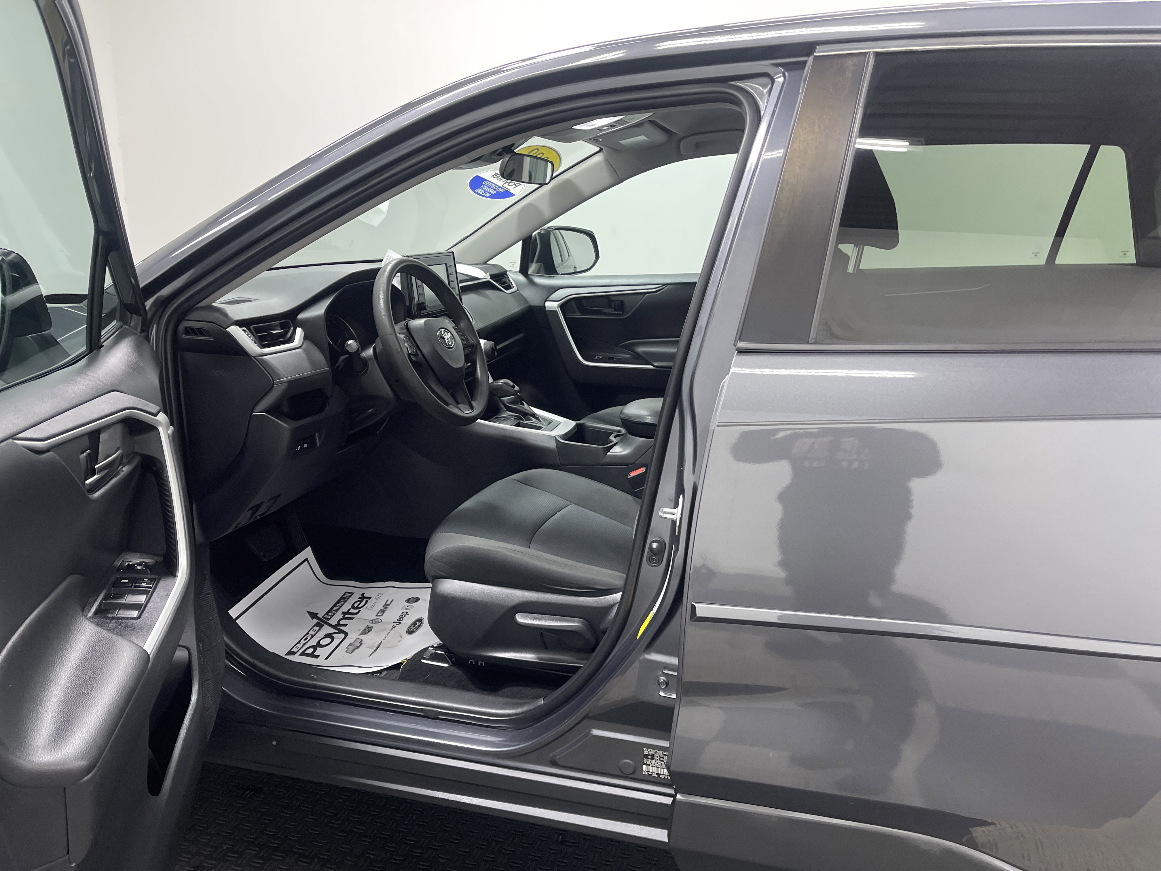 Used 2022 Toyota RAV4 LE image 9