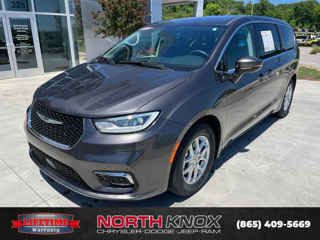 Used 2023 Chrysler Pacifica Touring-L FWD image 1