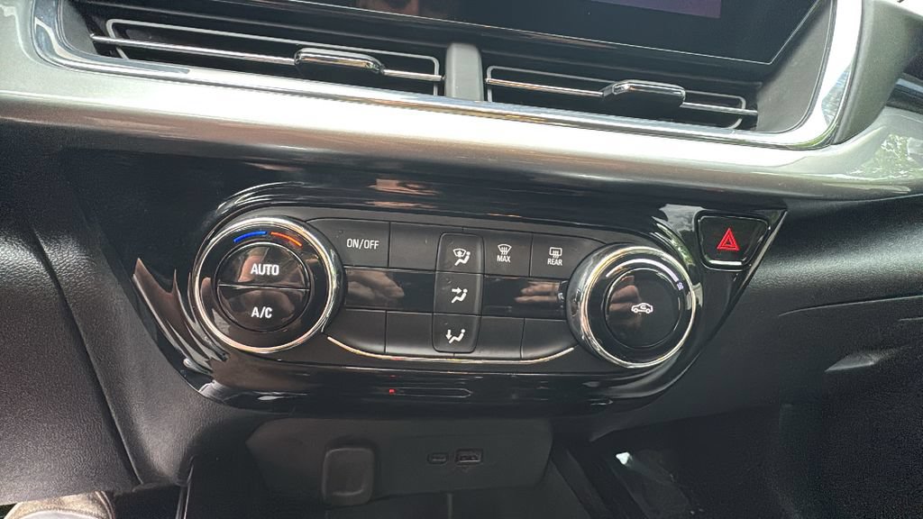 Used 2025 Chevrolet Trax LT FWD image 21