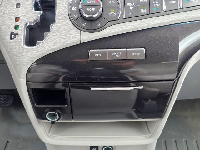 Used 2014 Toyota Sienna LE AWD/4WD image 33