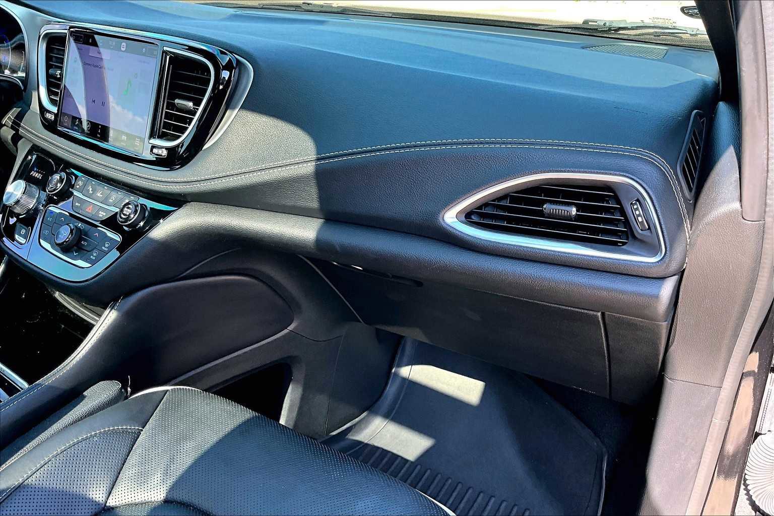 Used 2023 Chrysler Pacifica Limited w/ S Appearance Package image 19