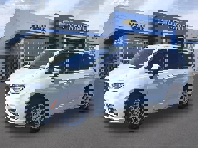 Used 2023 Chrysler Pacifica Touring-L image 4