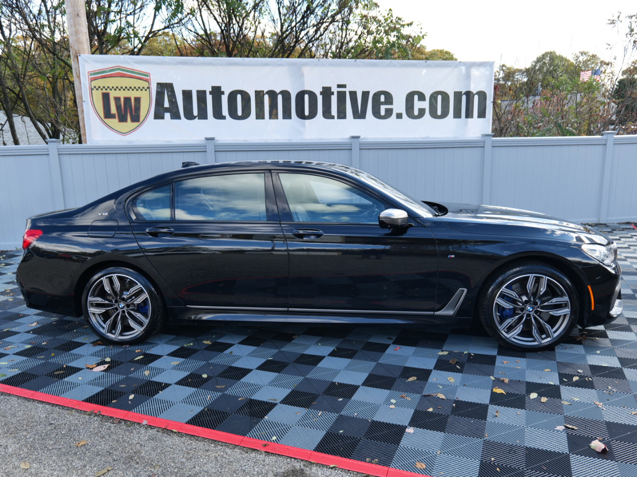 Used 2018 BMW M760i xDrive image 4