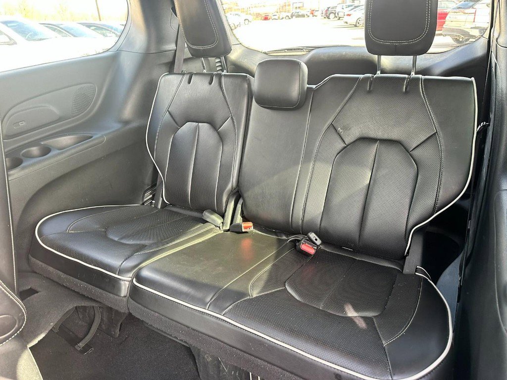 Used 2024 Chrysler Pacifica Premium image 11