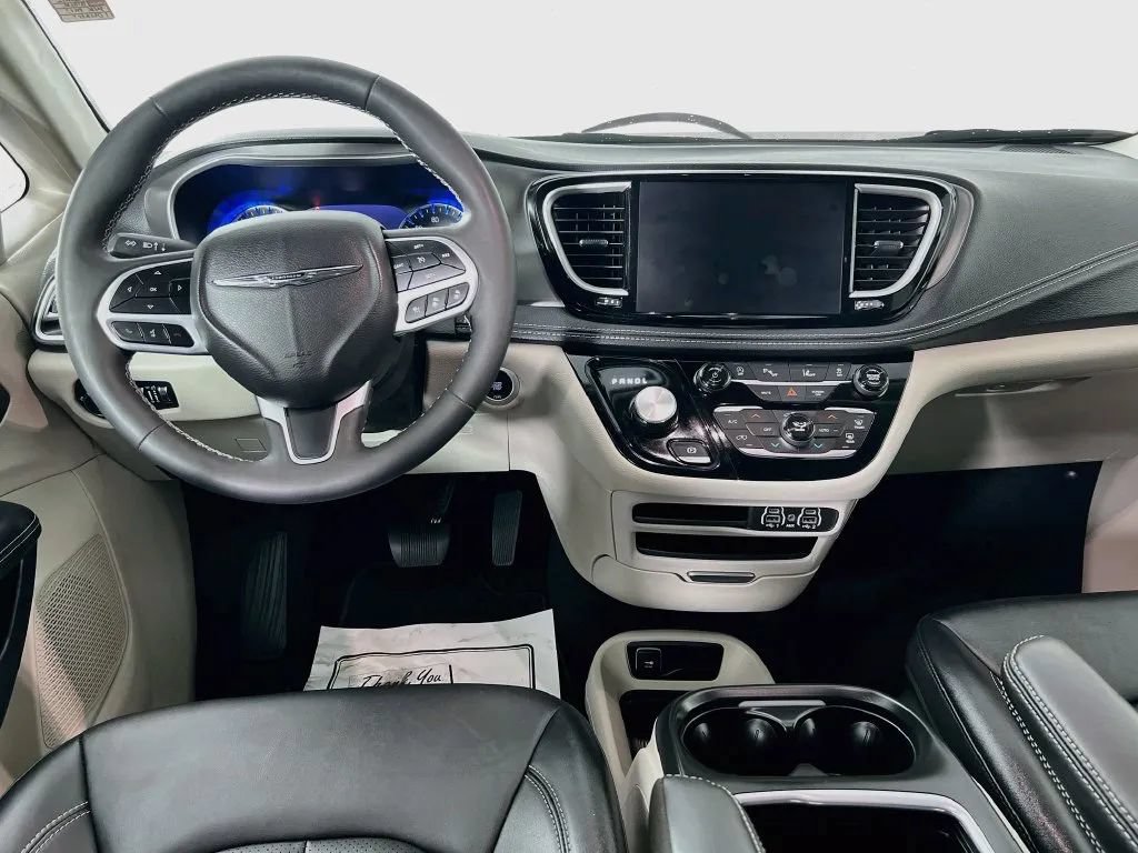 Used 2024 Chrysler Pacifica Touring-L FWD image 22