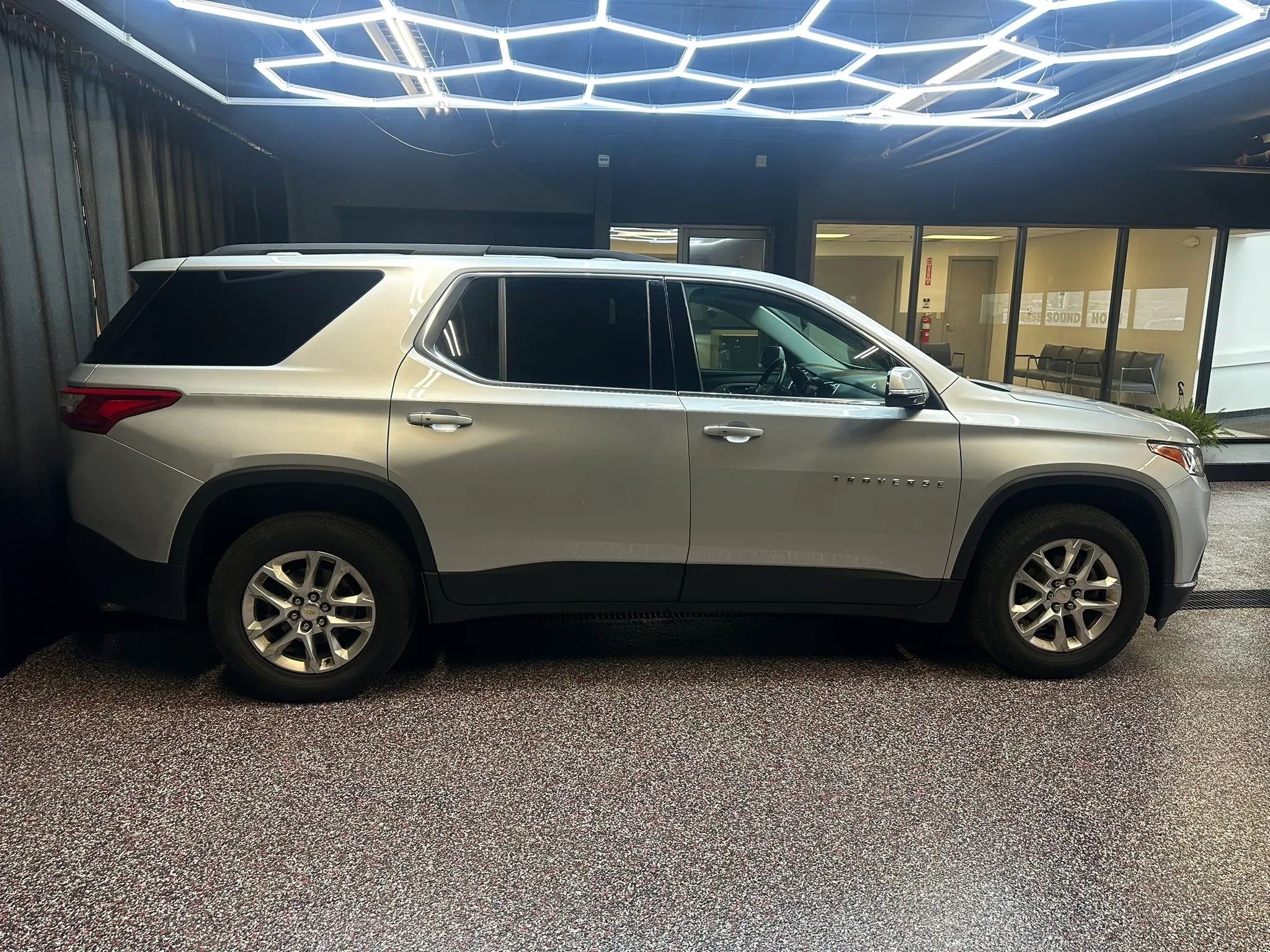 Used 2019 Chevrolet Traverse LT w/ LPO, Black Accent Package image 8