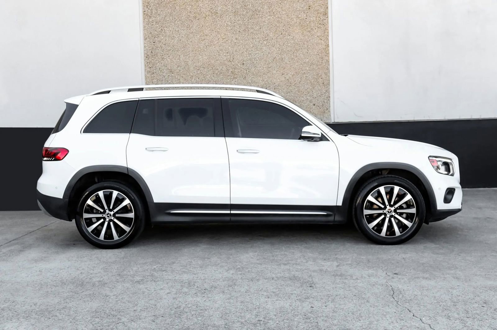 Used 2021 Mercedes-Benz GLB 250 4MATIC w/ Premium Package image 7