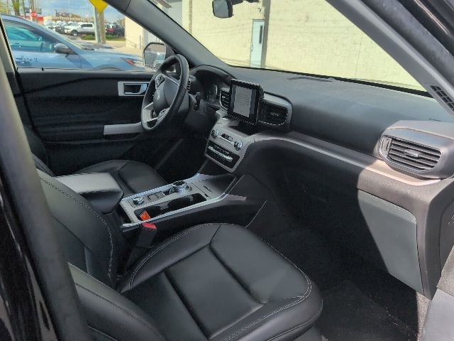 Used 2024 Ford Explorer XLT w/ Equipment Group 202A AWD/4WD image 10