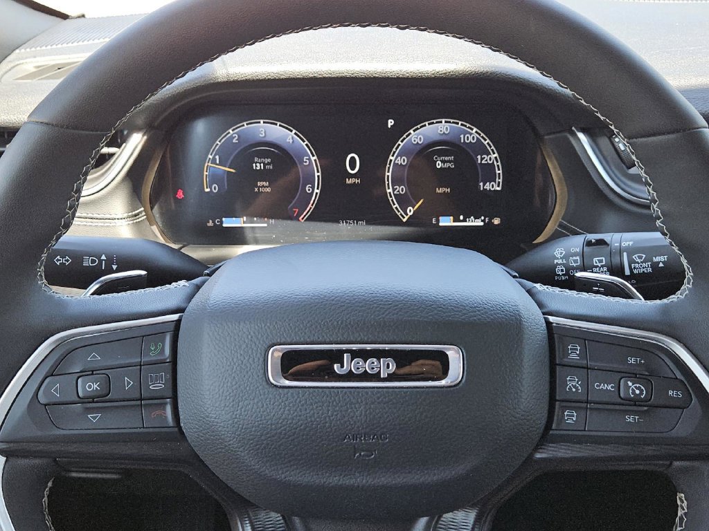 Used 2025 Jeep Grand Cherokee Altitude AWD/4WD image 17