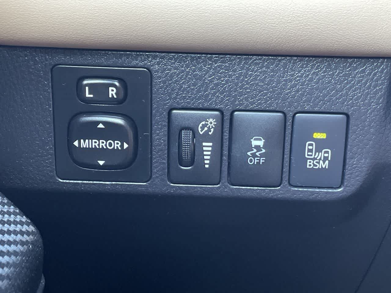 Used 2014 Toyota RAV4 Limited w/ Technology Package AWD/4WD image 29