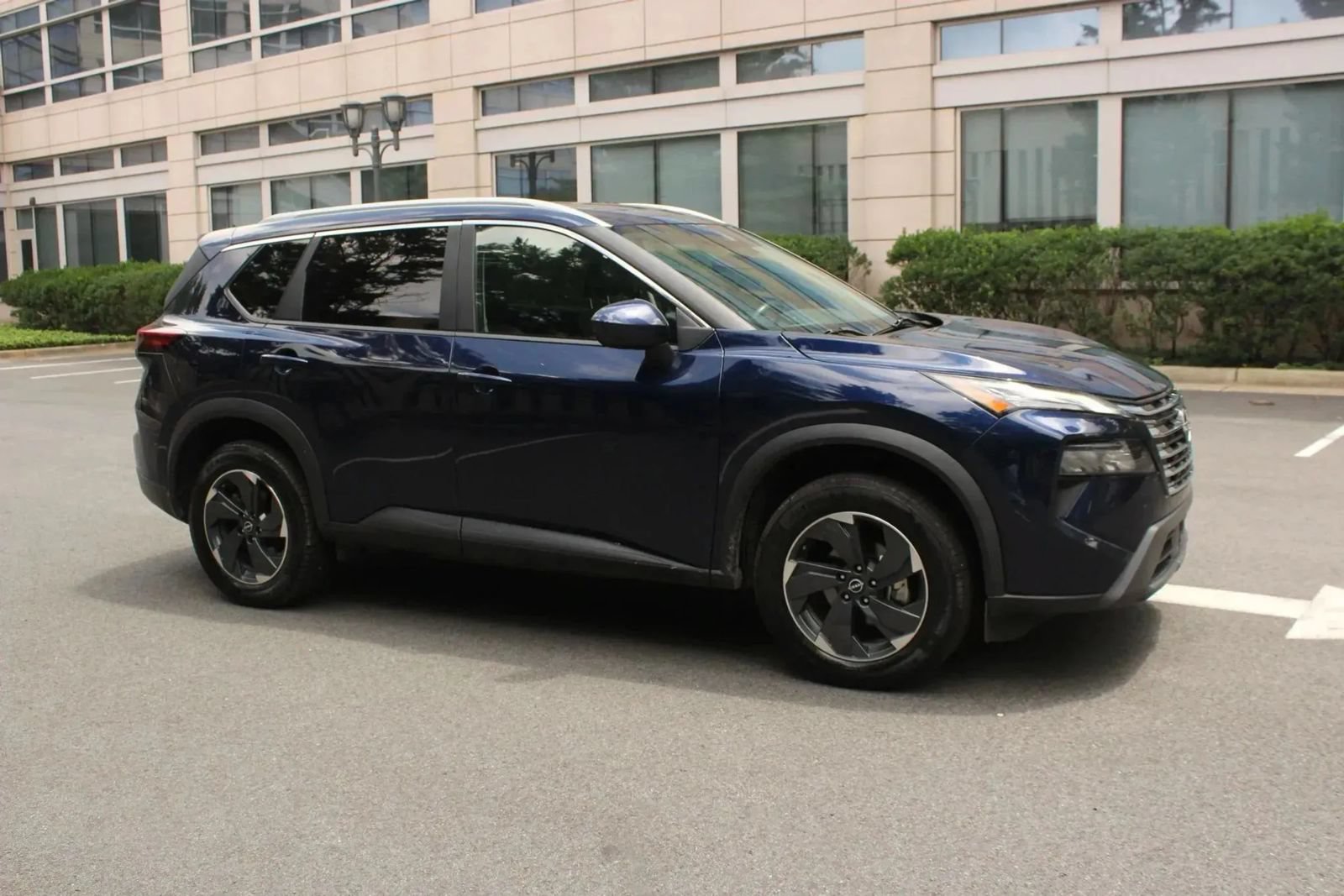 Used 2024 Nissan Rogue SV w/ SV Premium Package AWD/4WD image 3