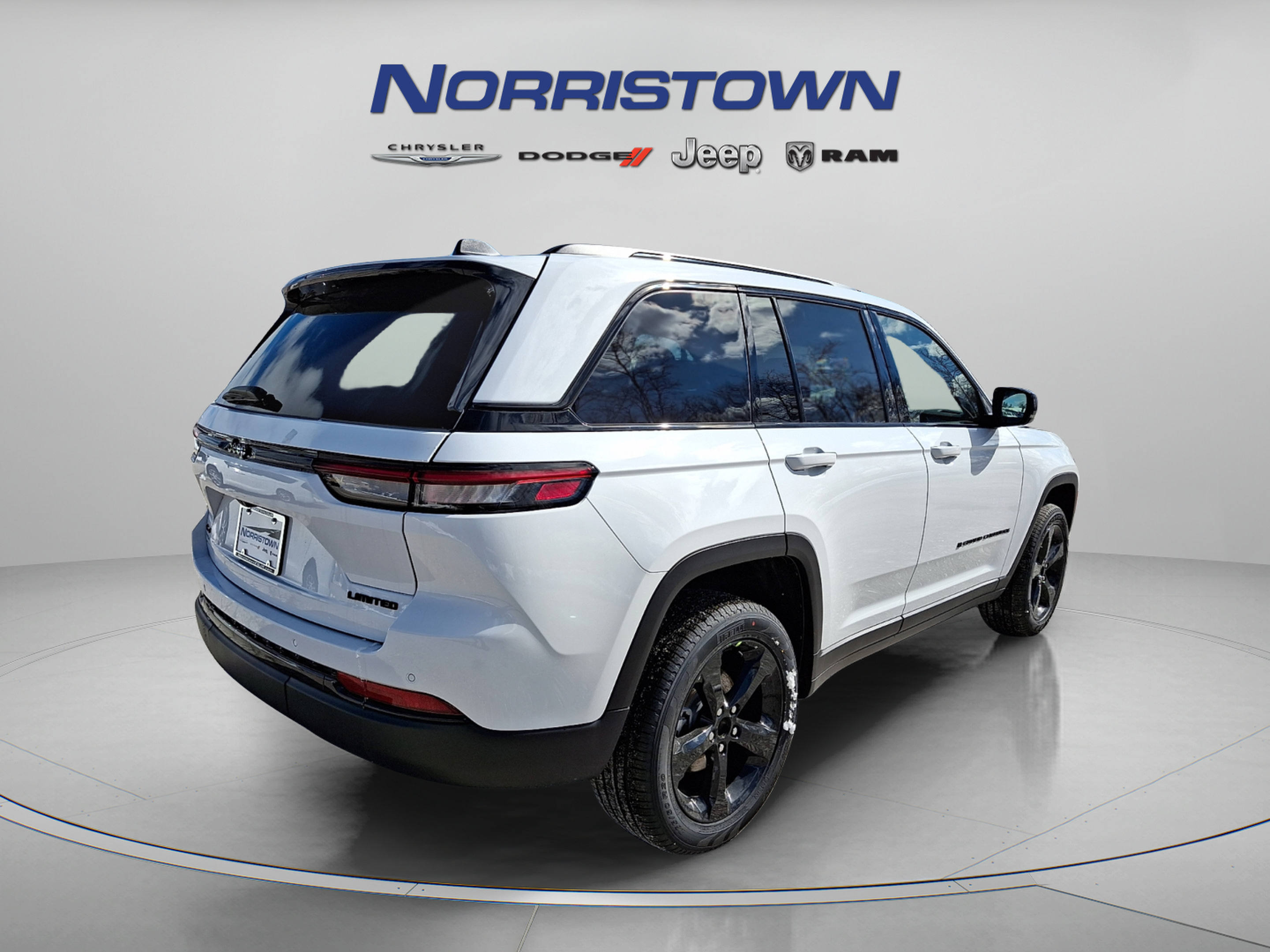 New 2025 Jeep Grand Cherokee Limited w/ Black Appearance Package AWD/4WD image 4