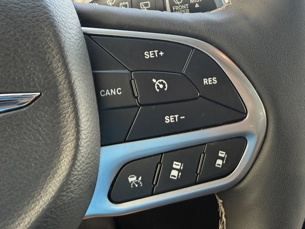 Used 2025 Chrysler Pacifica Select FWD image 21
