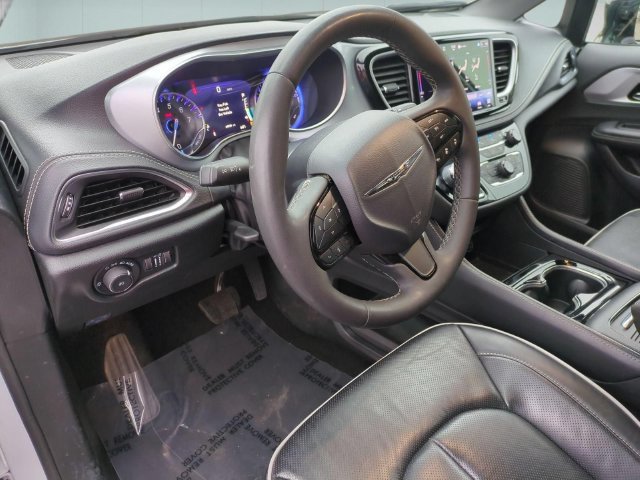 Used 2025 Chrysler Pacifica Limited FWD image 11