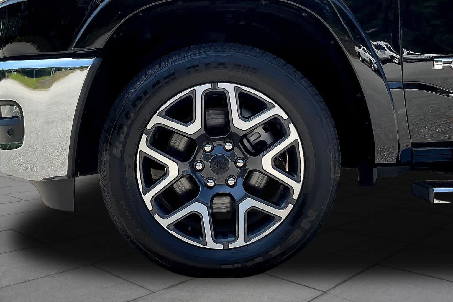 Used 2025 RAM 1500 Laramie AWD/4WD image 21