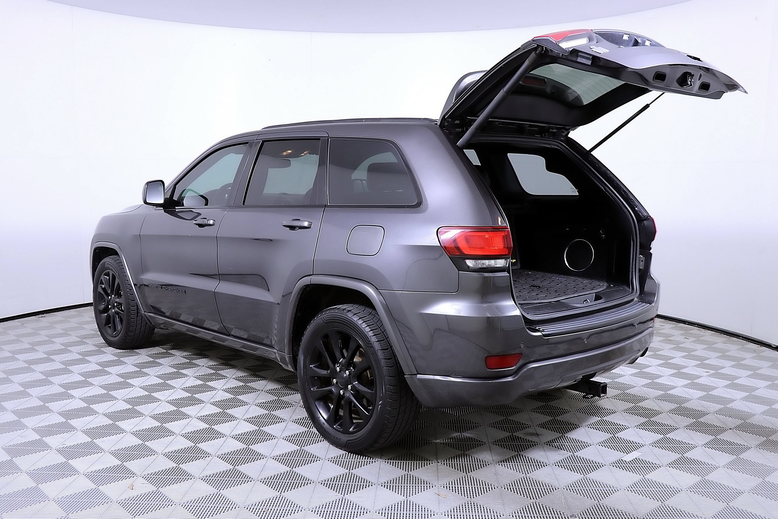 Used 2017 Jeep Grand Cherokee Altitude RWD image 10