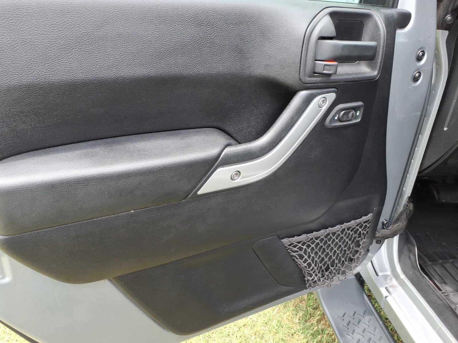 Used 2015 Jeep Wrangler Unlimited Sahara AWD/4WD image 11