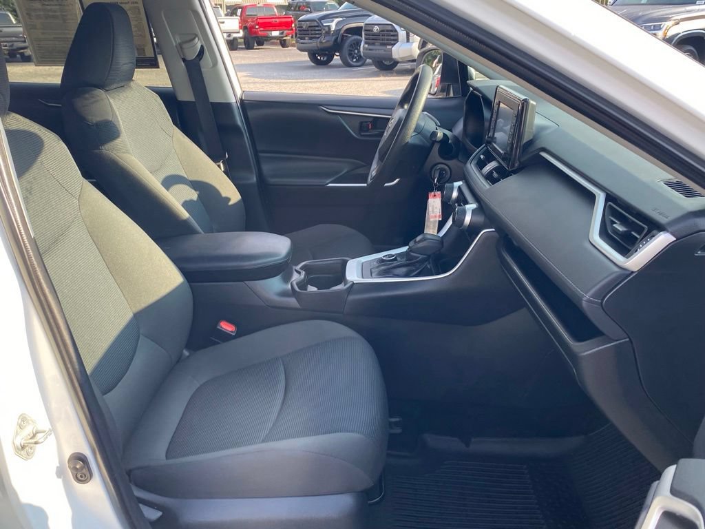 Used 2021 Toyota RAV4 LE AWD/4WD image 18
