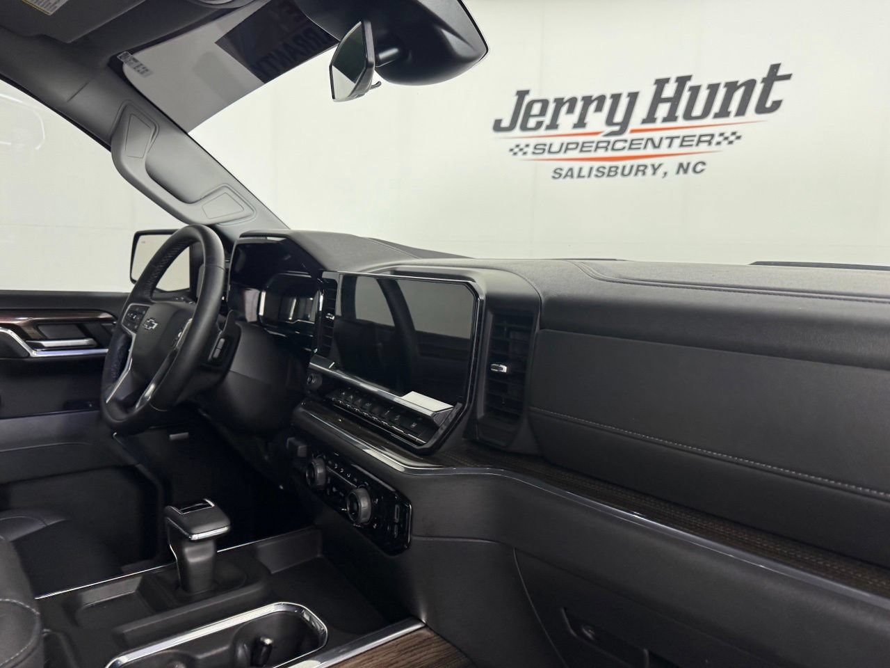 Used 2024 Chevrolet Silverado 1500 LT Trail Boss w/ Convenience Package II AWD/4WD image 35