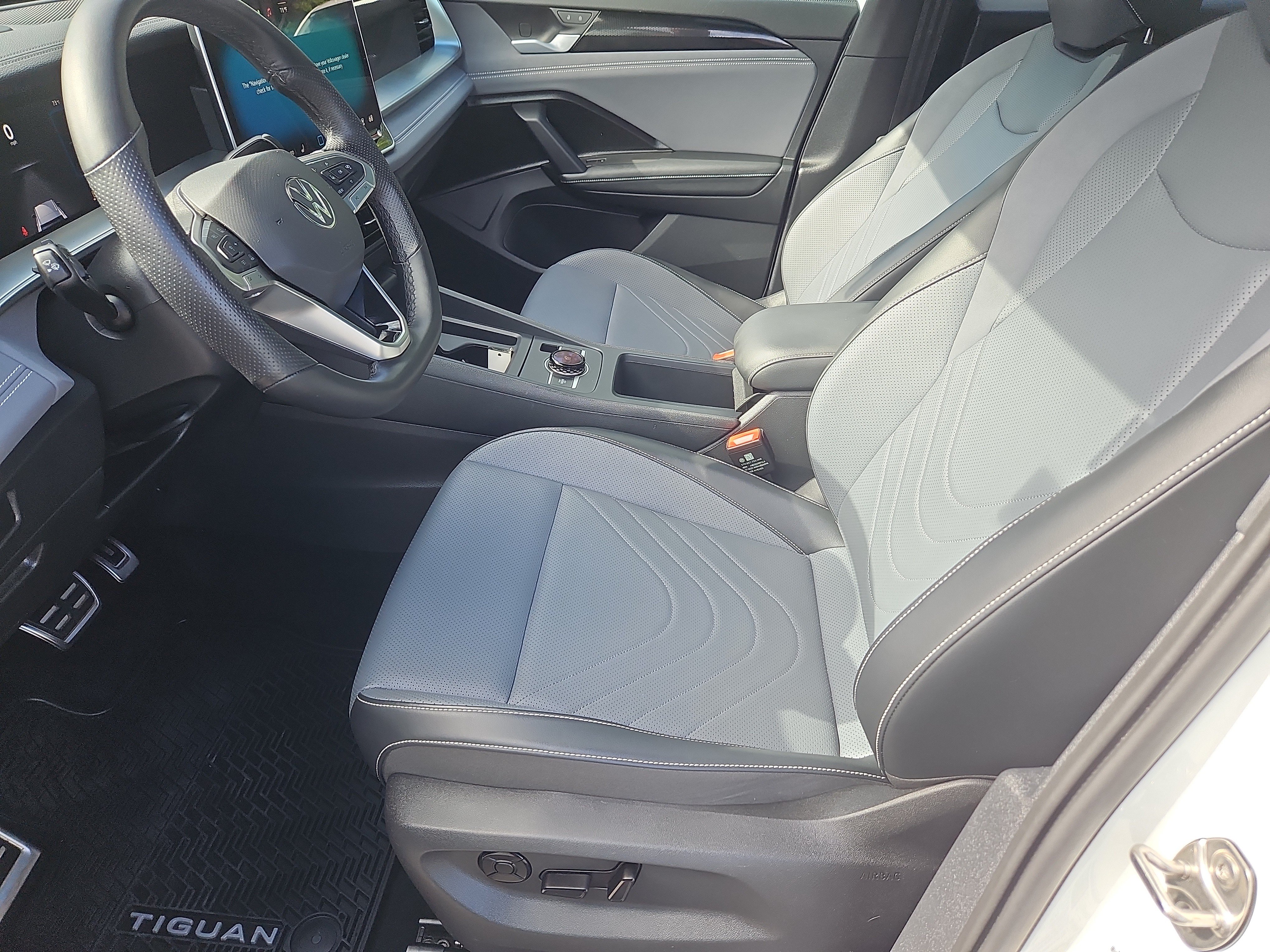 Used 2025 Volkswagen Tiguan SE R-Line AWD/4WD image 31
