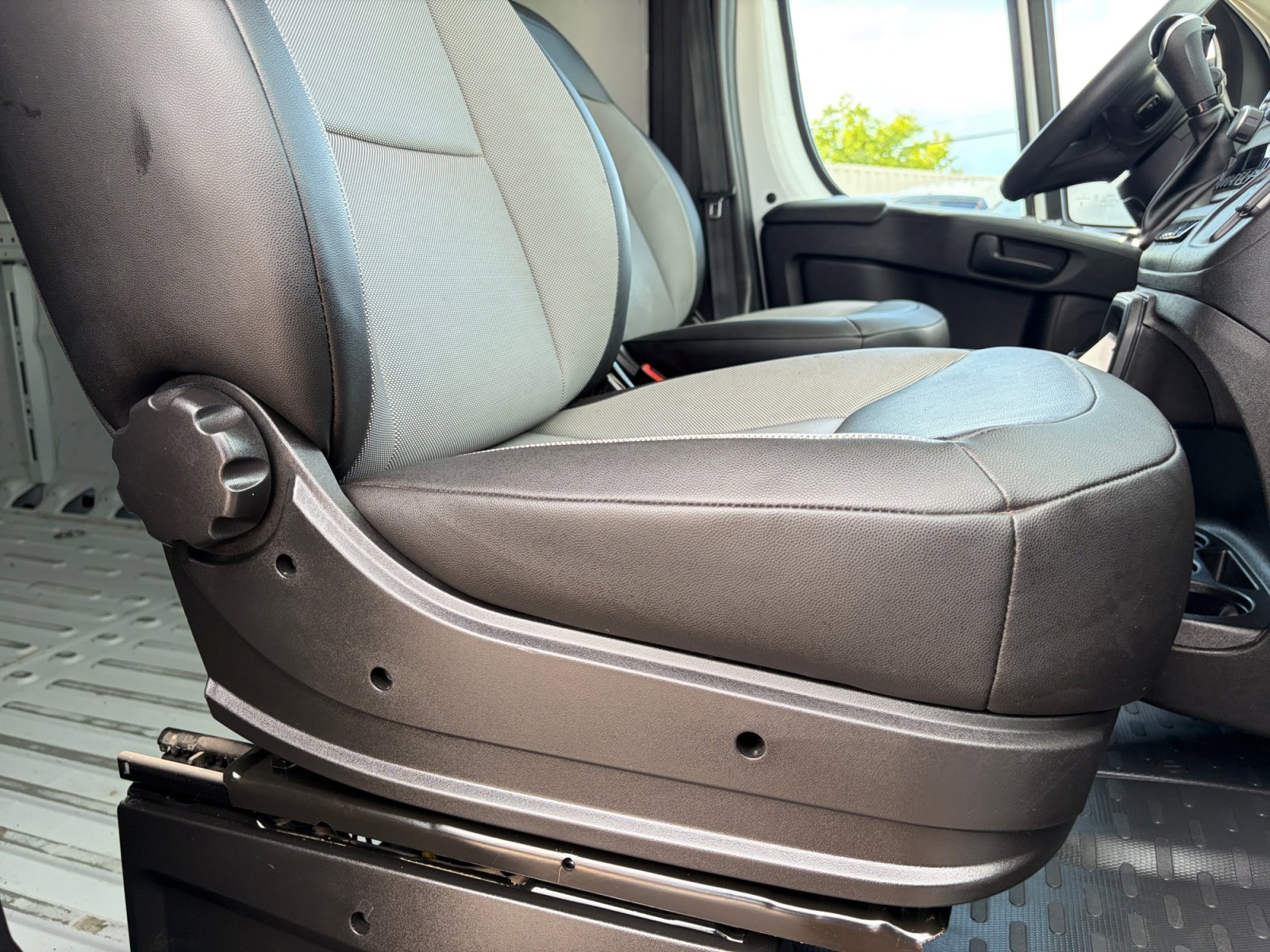 Used 2024 RAM ProMaster 2500 w/ Convenience Group FWD image 27