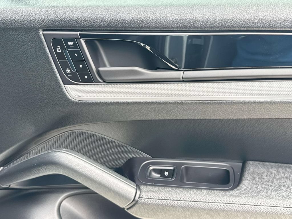 Certified 2025 Porsche Cayenne AWD/4WD image 20