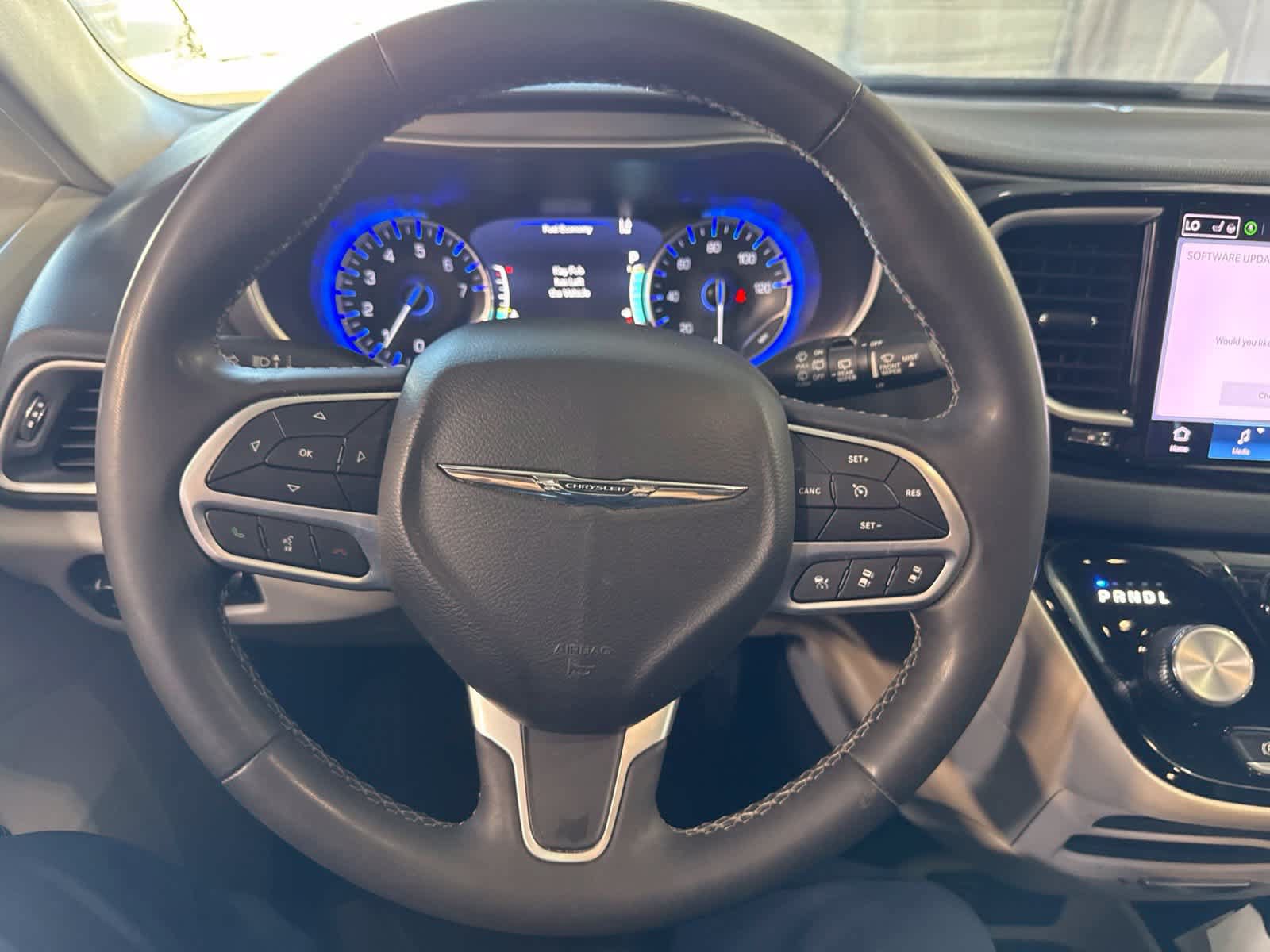 Used 2023 Chrysler Pacifica Touring-L FWD image 22