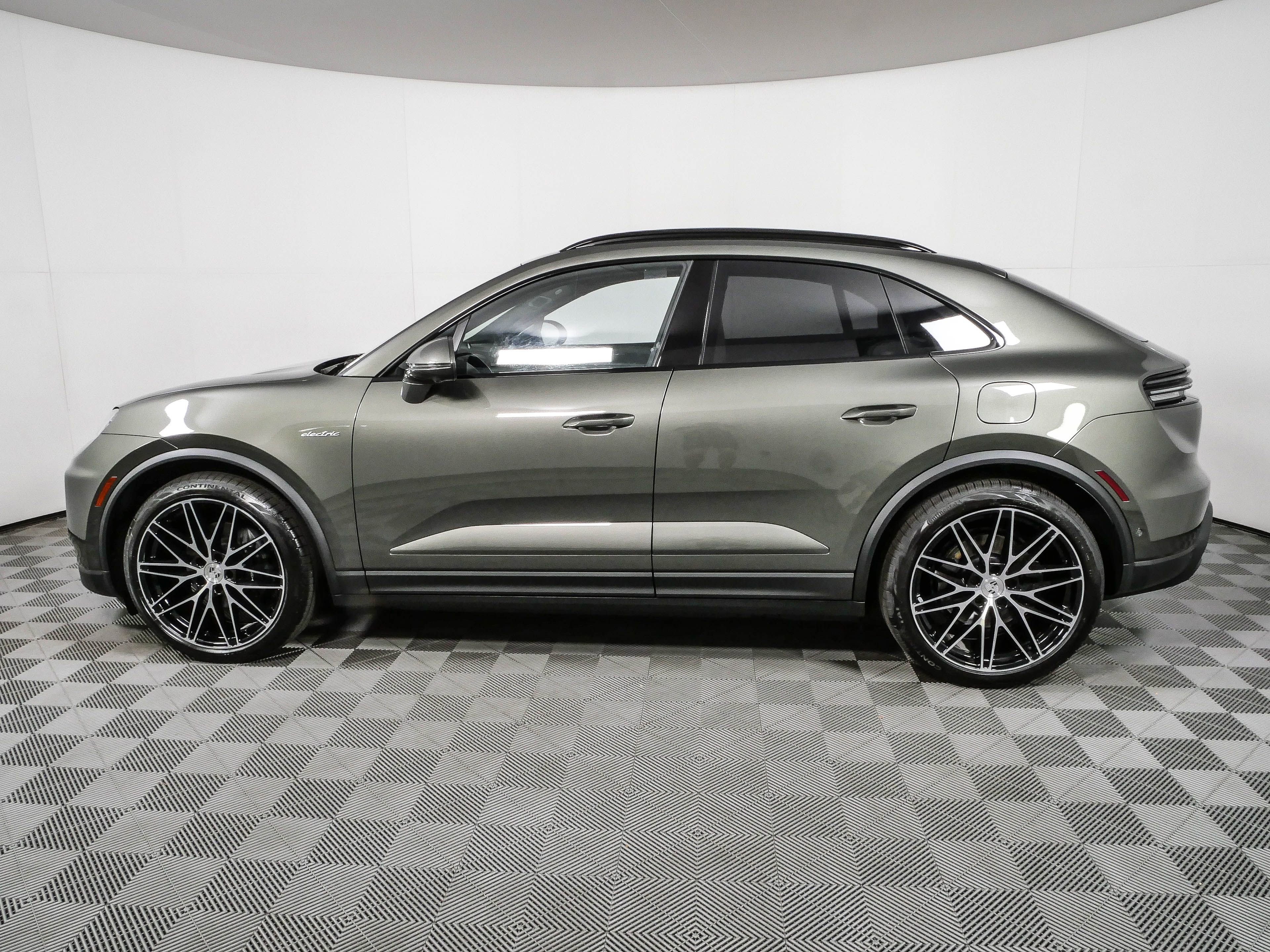New 2026 Porsche Macan 4 Electric AWD/4WD image 2