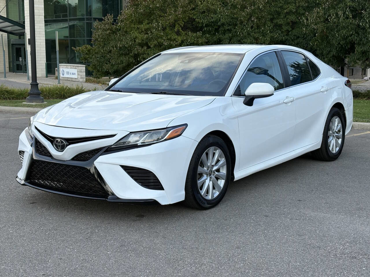 Used 2018 Toyota Camry LE image 1