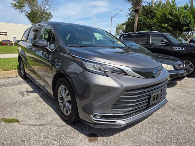 Used 2023 Toyota Sienna XLE FWD image 3