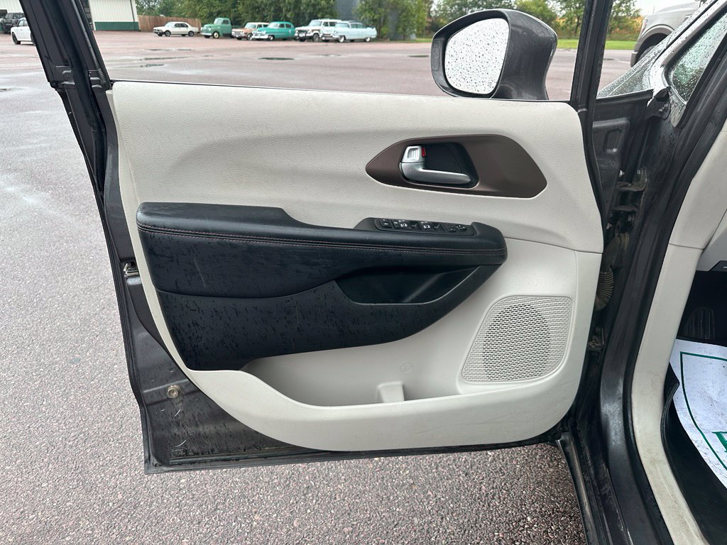 Used 2018 Chrysler Pacifica Touring-L Plus FWD image 12