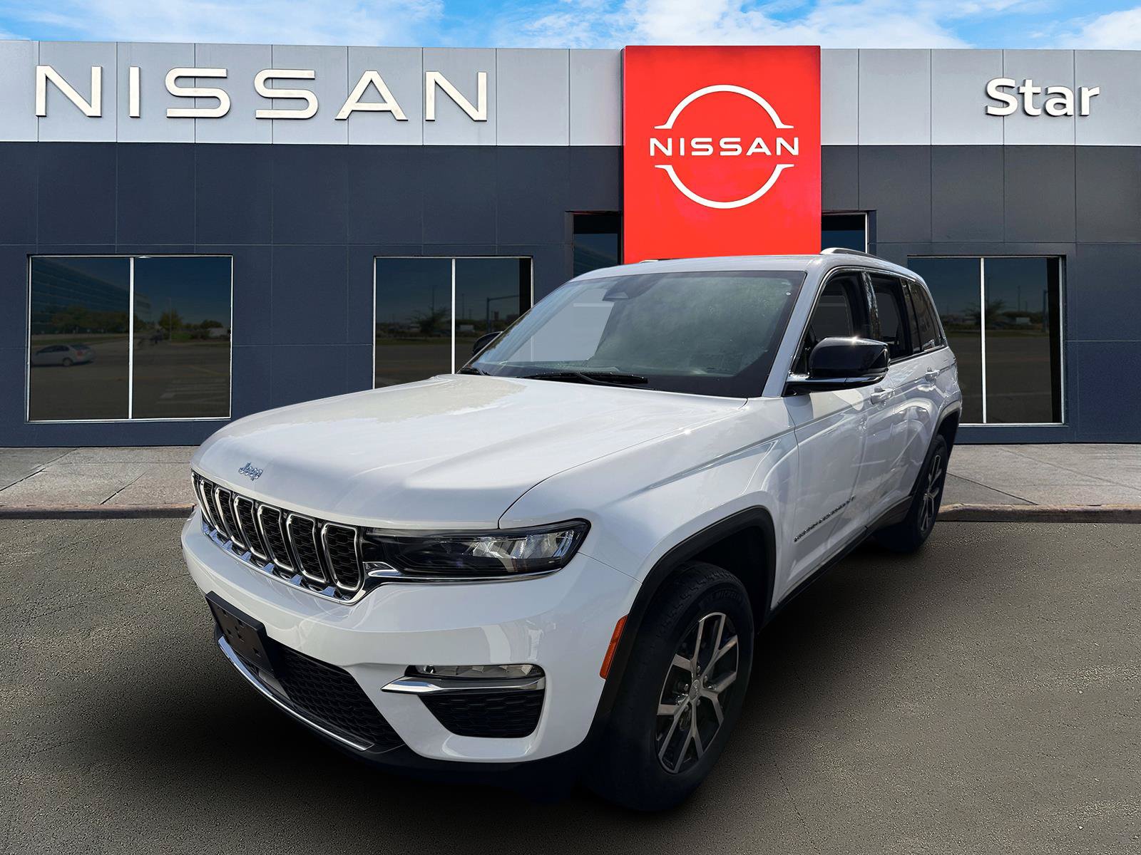 Used 2024 Jeep Grand Cherokee Limited AWD/4WD image 2