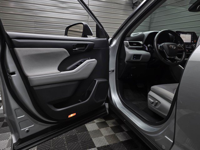 Used 2021 Toyota Highlander LE FWD image 32