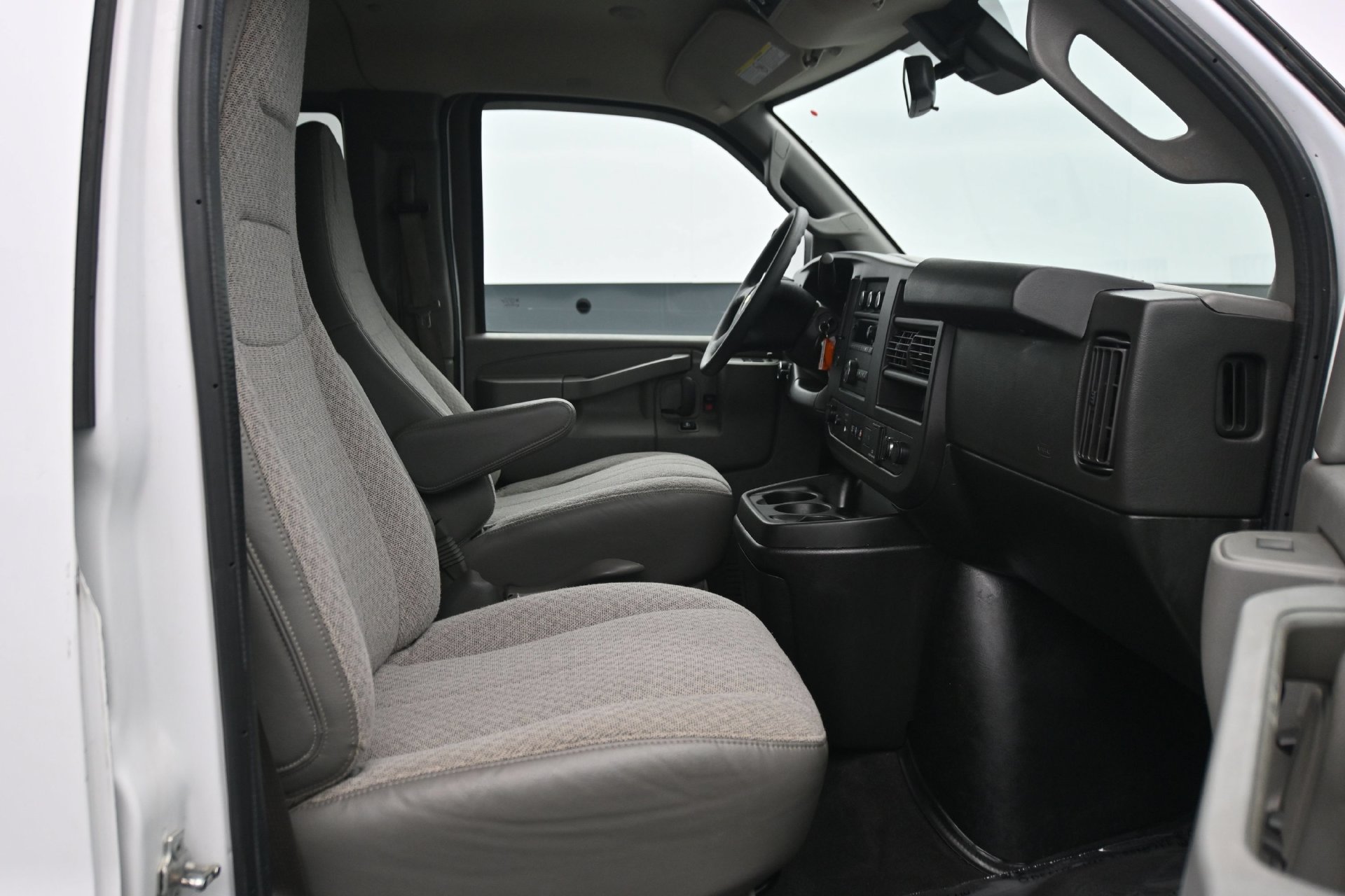 Used 2019 Chevrolet Express 3500 LT w/ LT Preferred Equipment Group RWD image 13