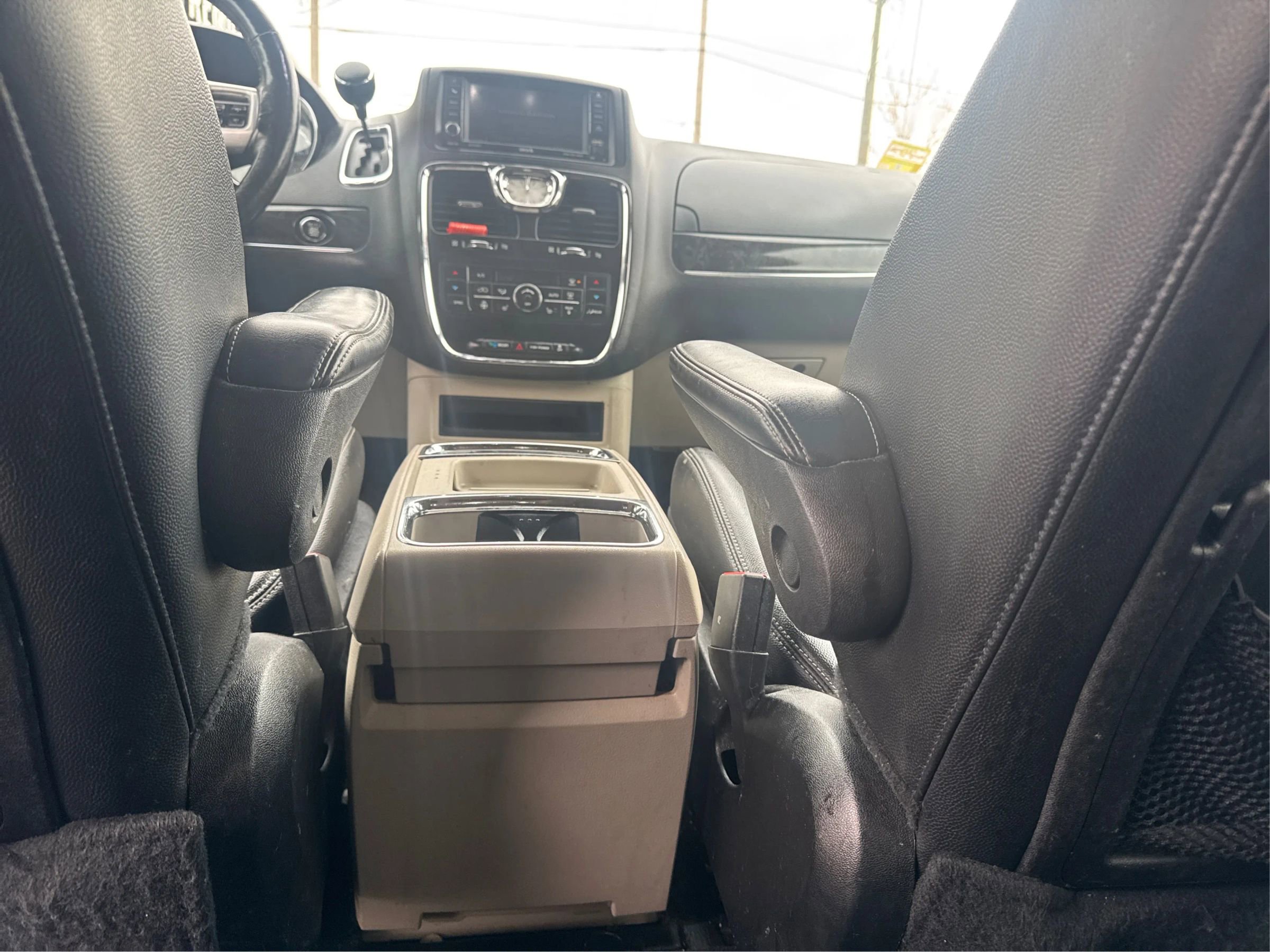 Used 2015 Chrysler Town & Country Touring w/ Driver Convenience Group image 20