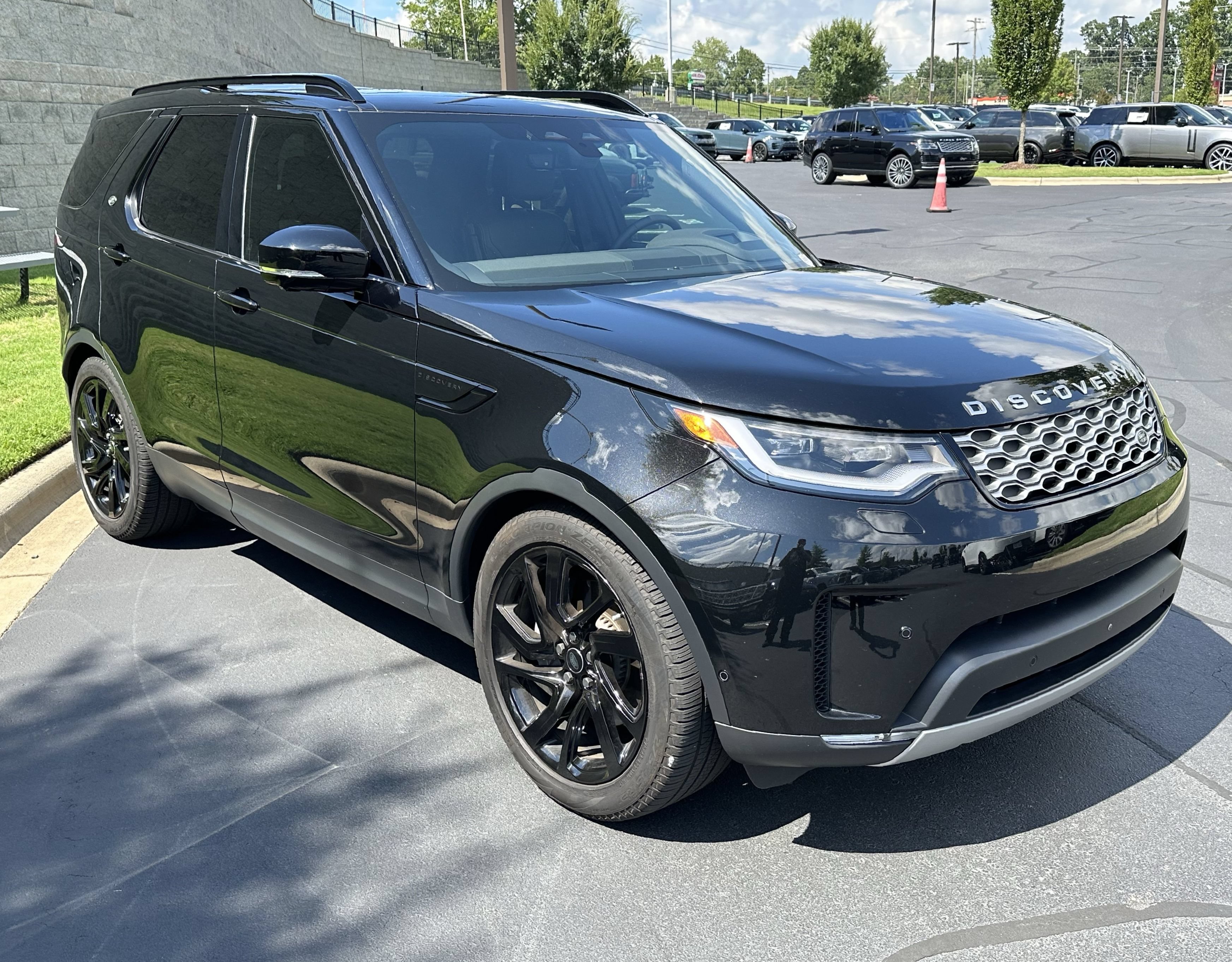 Used 2025 Land Rover Discovery S AWD/4WD image 9
