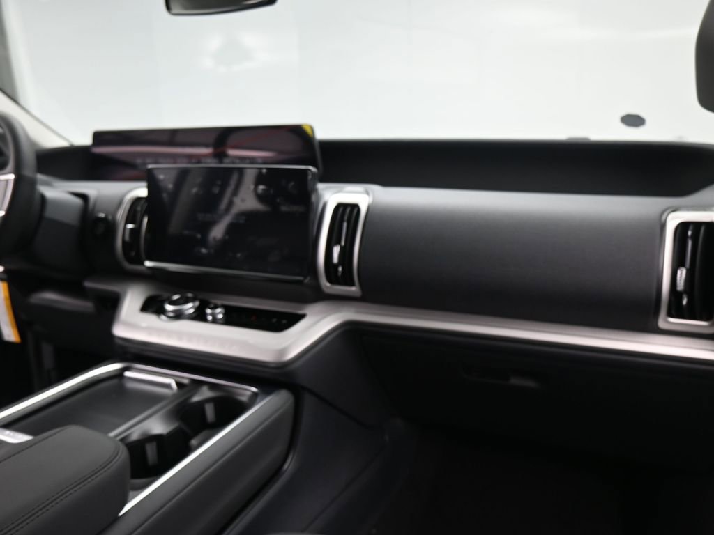 New 2026 Ford Expedition Active image 2