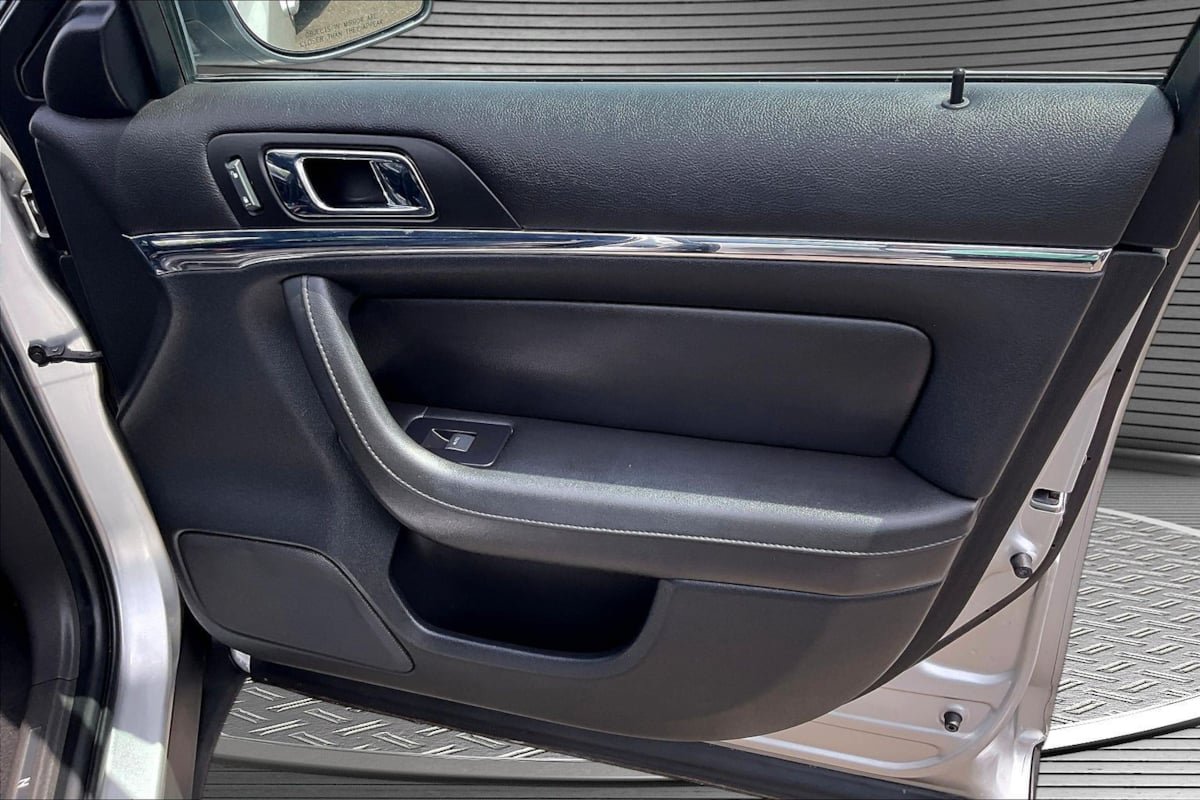 Used 2010 Lincoln MKS FWD image 25